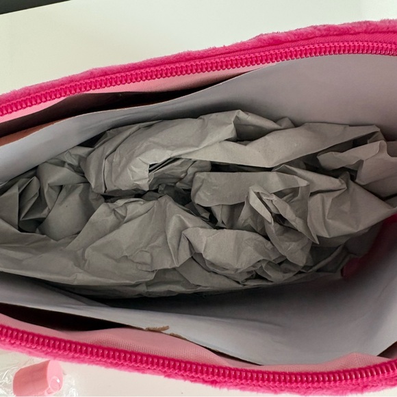 Juicy Couture Hot Pink Velvet Heart Cosmetic Pouch with Light Pink Spa Set - Picture 9 of 11